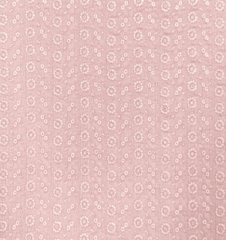 Licht oud roze hydrofiele stof met geborduurde bloemetjes.
