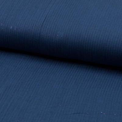 Donkerblauwe mousseline stof met een blauw glitter streepje er in.