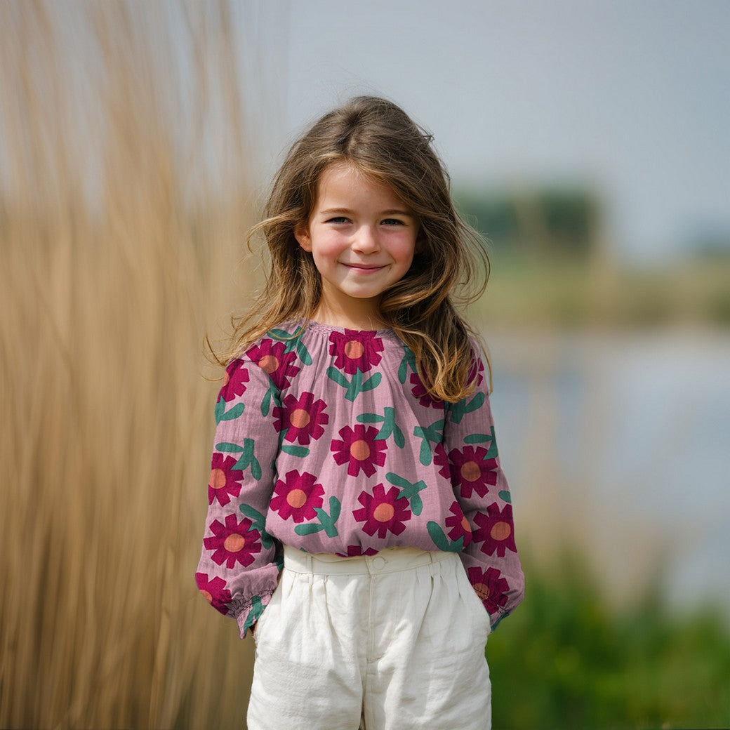 Blouse gemaakt van hydrofiel katoen organic stof met roze grote bloemen print van Jennifer Bouron