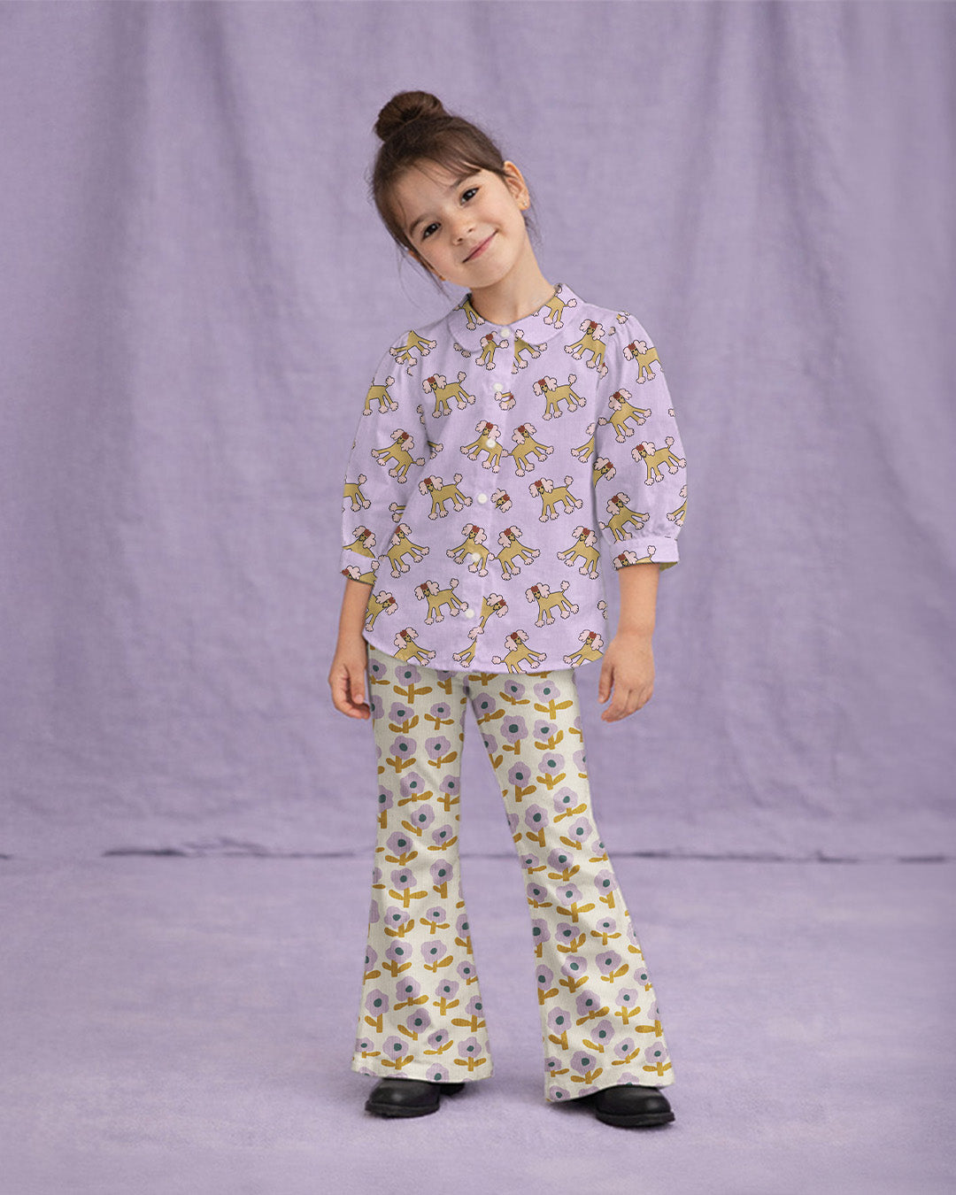 Blouse gemaakt van katoen poplin organic stof met honden poedels in lila van Jennifer Bouron