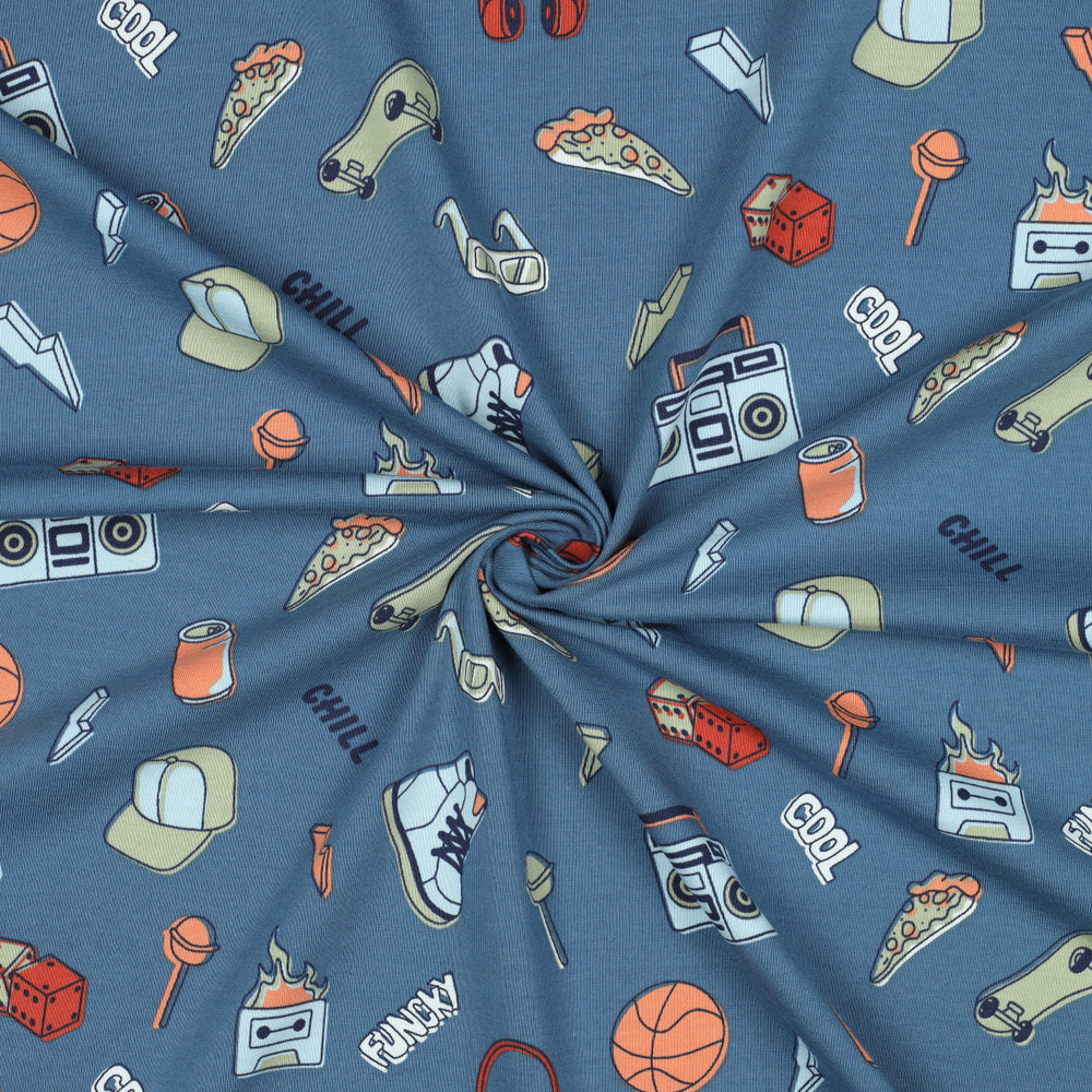 Petrol blauwe stoere jongens stof met coole plaatjes van een pizza, blikje, lolly, dobbelsteen, schoen, pet, skateboard en radio.