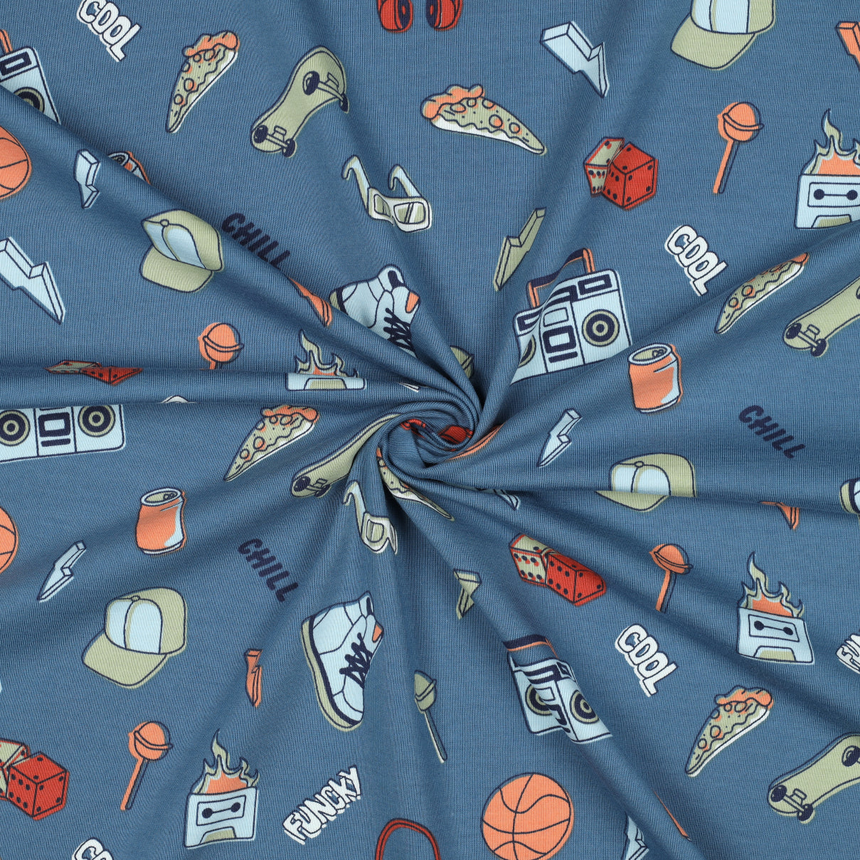 Petrol blauwe stoere jongens stof met coole plaatjes van een pizza, blikje, lolly, dobbelsteen, schoen, pet, skateboard en radio.
