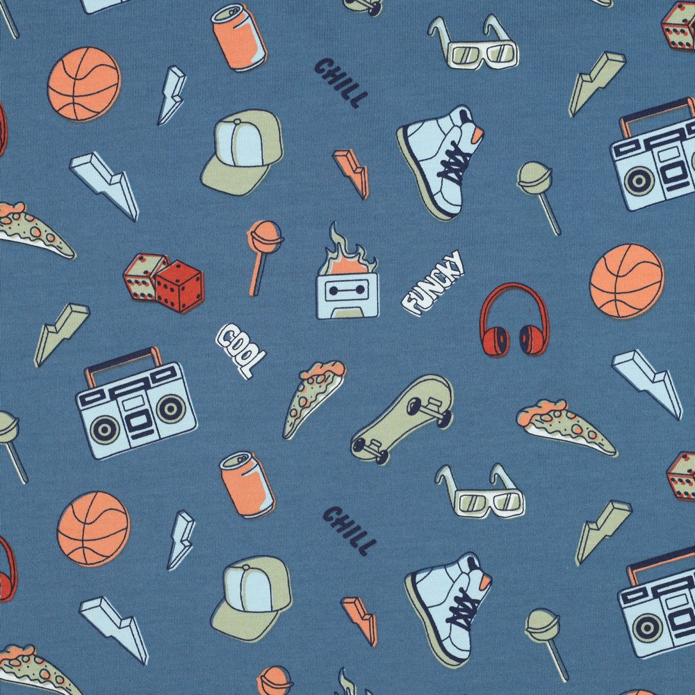 
                  
                    Blauwe cool vibes tricot met stoere afbeeldingen van oa een skateboard, pet, schoen en radio.
                  
                
