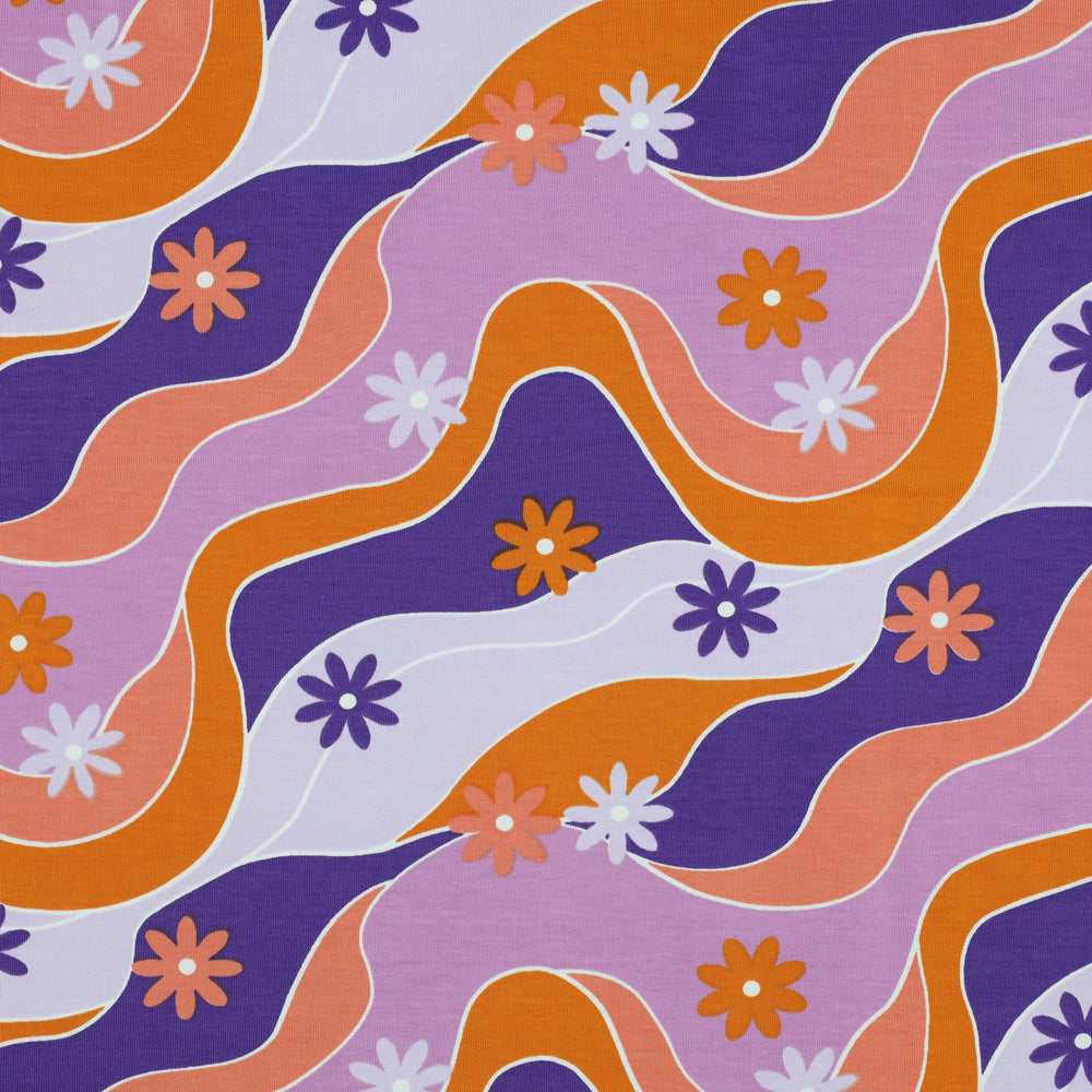 
                  
                    Lavendel met oranje kleurige golfjes en bloemetjes tricot voor meisjeskleding.
                  
                