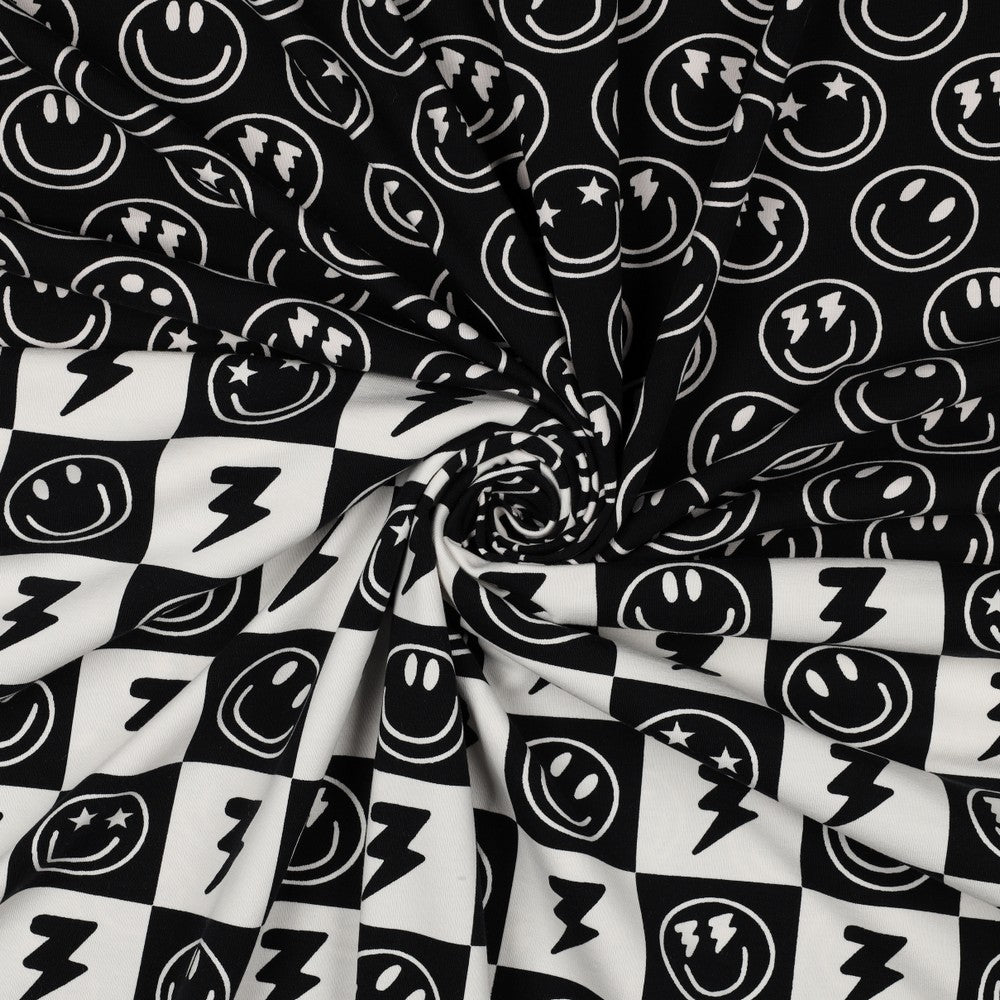 
                  
                    Jersey smiley gecombineerd met blokjes zwart wit voor bijvoorbeeld een setje met shirt en korte broek voor kinderen.
                  
                