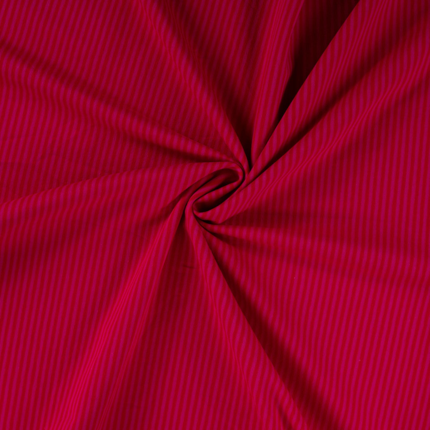 Roze rood gestreepte katoenen tricot.
