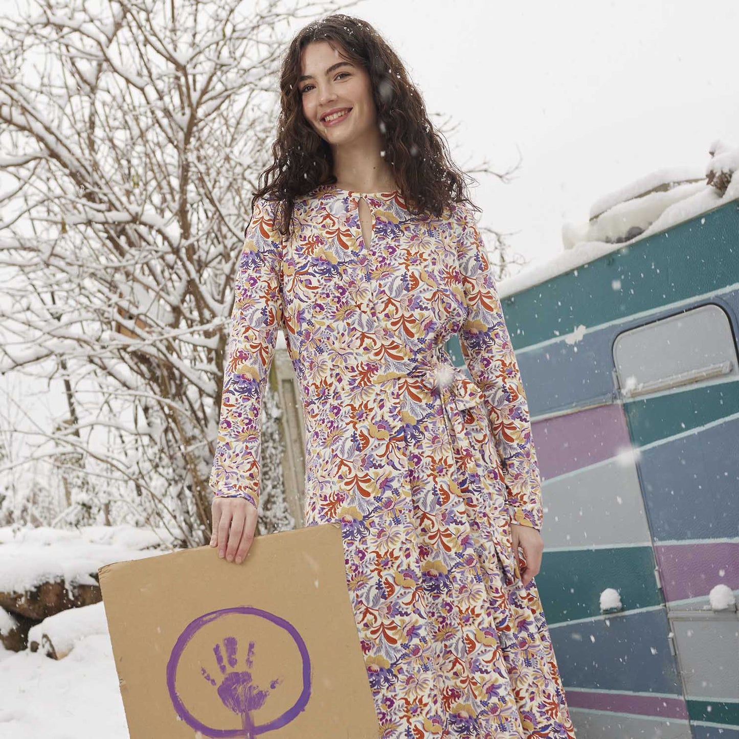 Jurk gemaakt van viscose met stretch met bloemen in kleuren zoals paars geel en oranje.