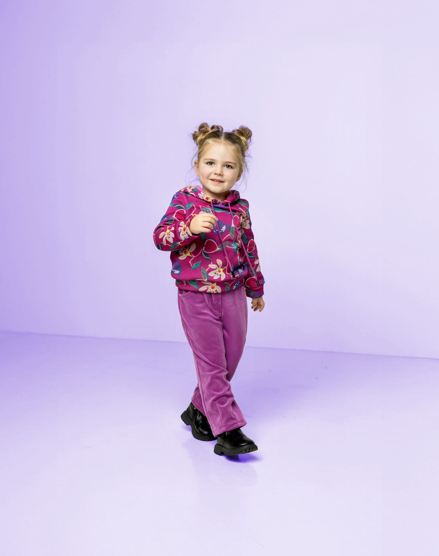 Hoodie van fuchsia kleurig jogging fleece stof met bloemen. 