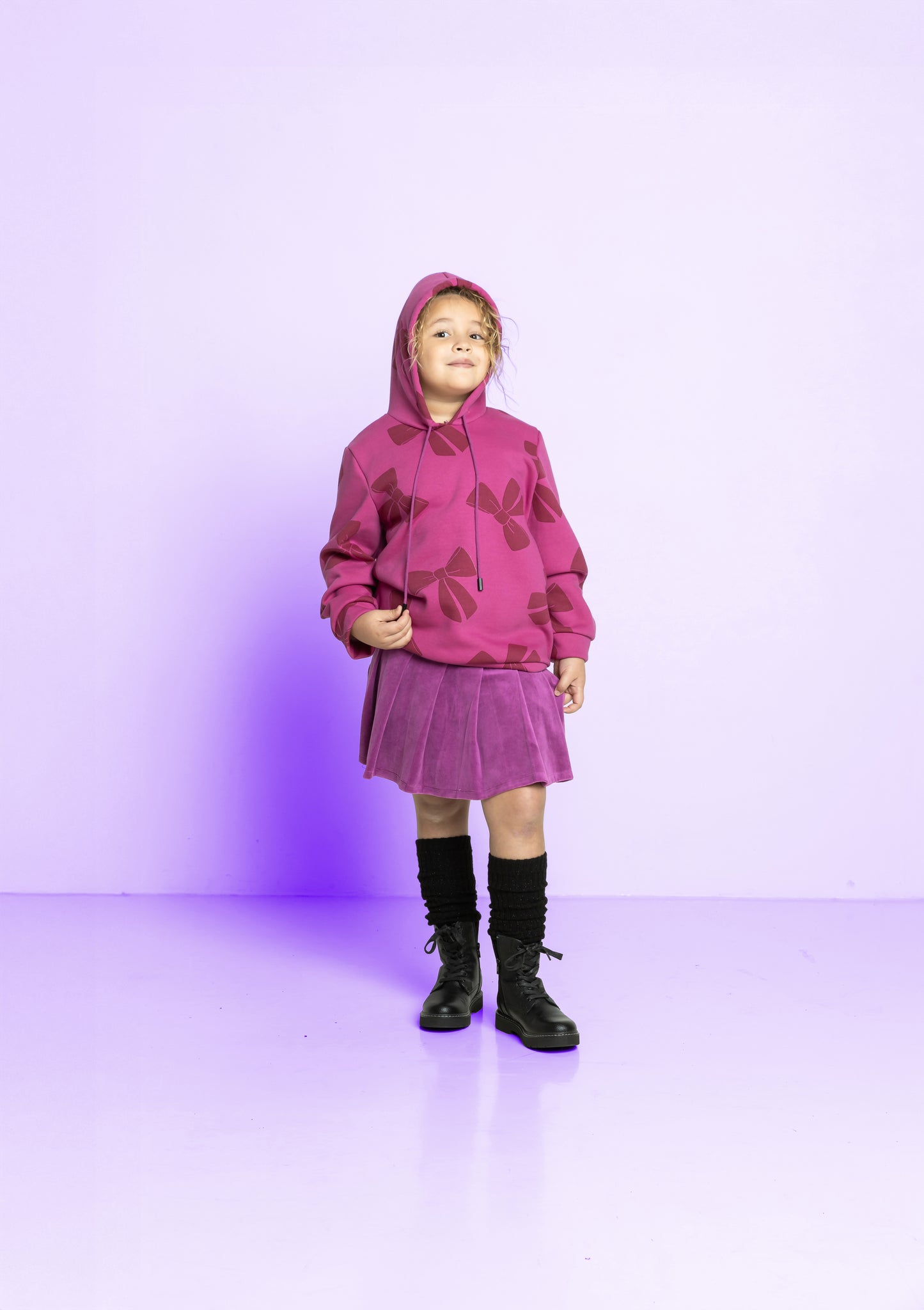 Hoodie van fuchsia jogging met strikjes.