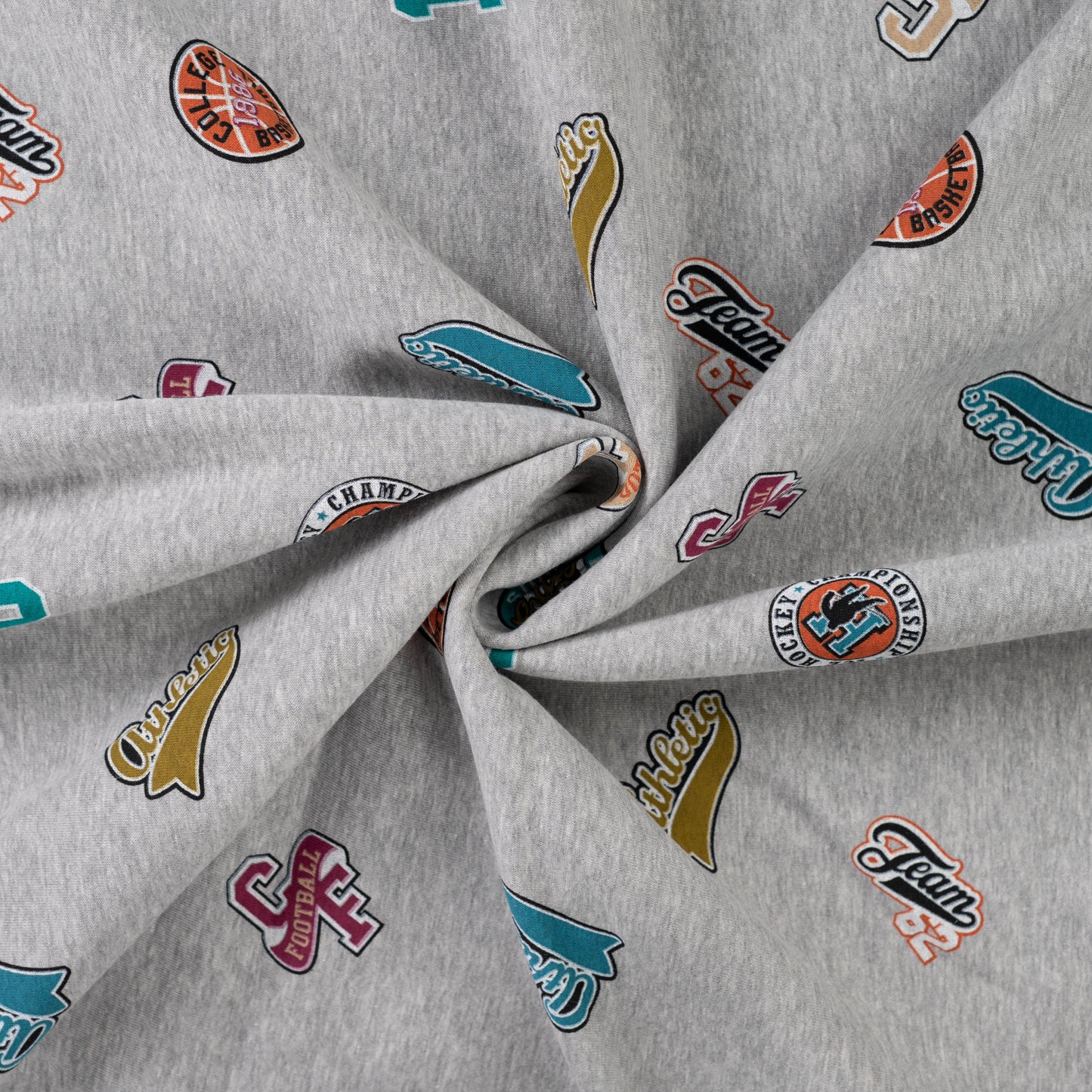Grijs gemeleerde joggingsstof met collage patches er op.