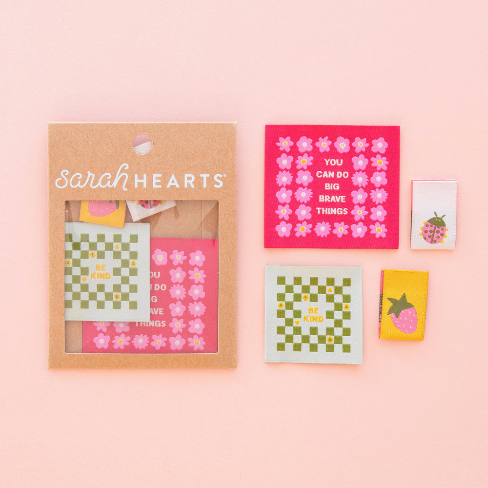 Een vrolijke multipack met fleurig zomerse naailabels van Sarah Hearts voor het versieren van bijvoorbeeld meisjeskleding.