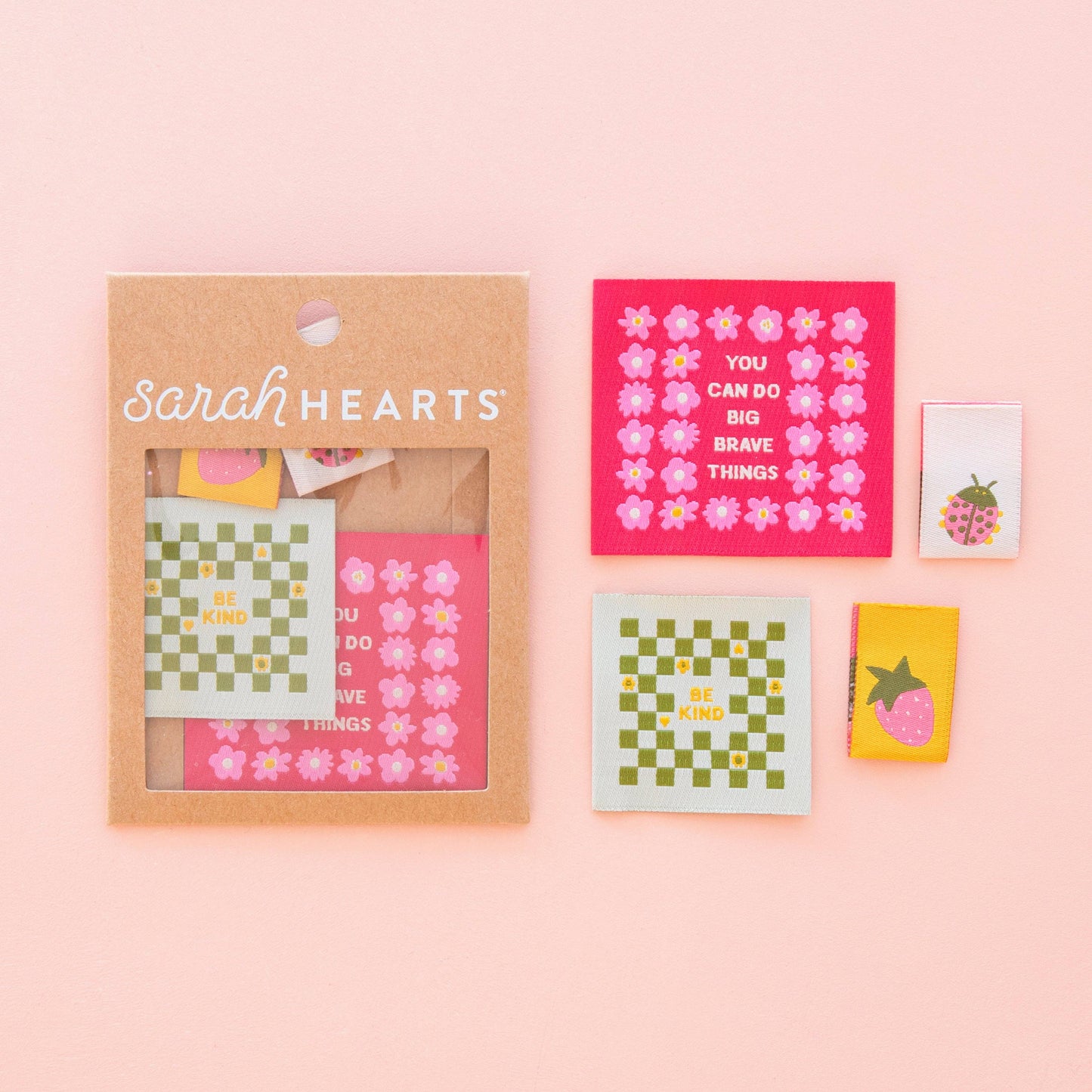 Een vrolijke multipack met fleurig zomerse naailabels van Sarah Hearts voor het versieren van bijvoorbeeld meisjeskleding.