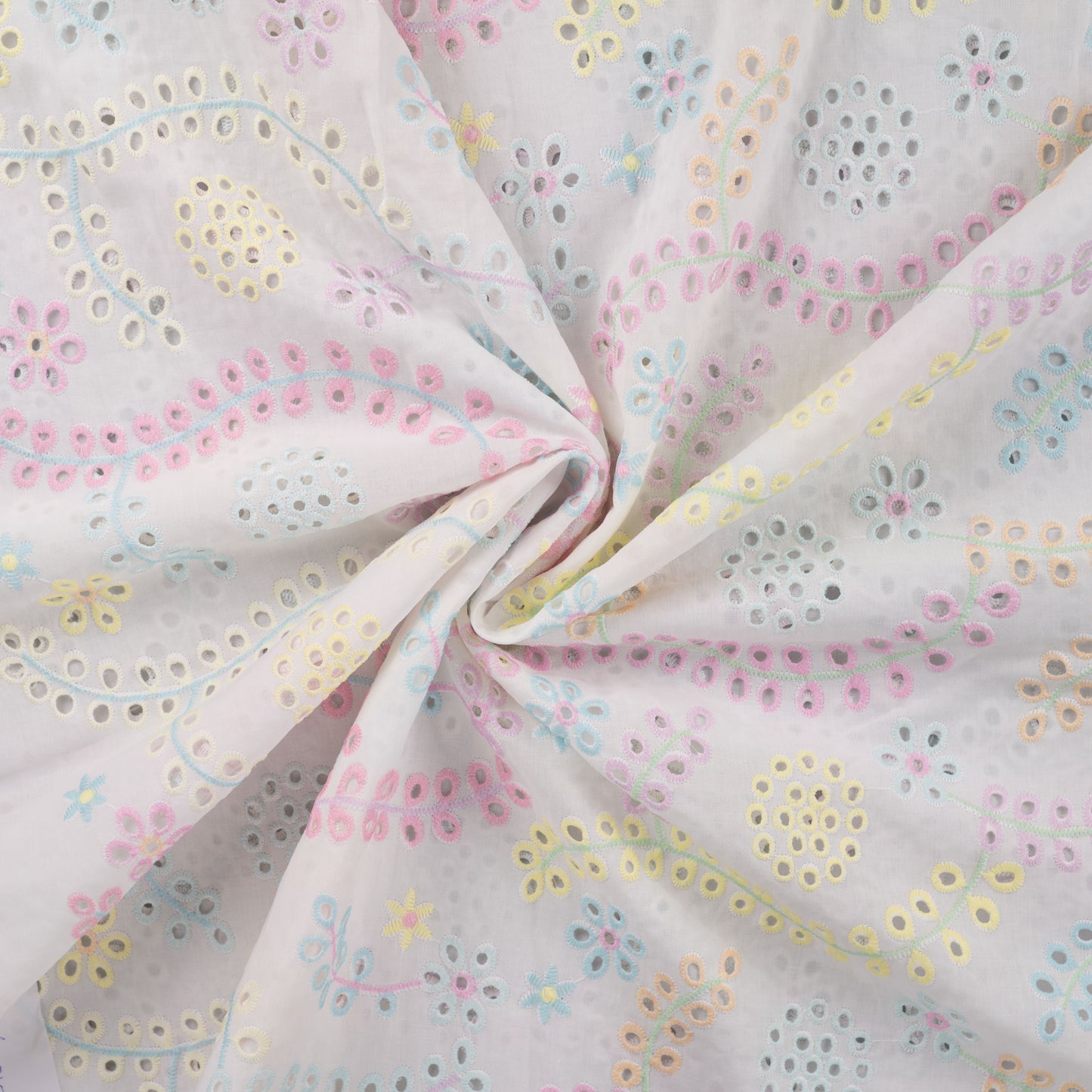 Katoenen broderie offwhite met gekleurde bloemen en takjes.