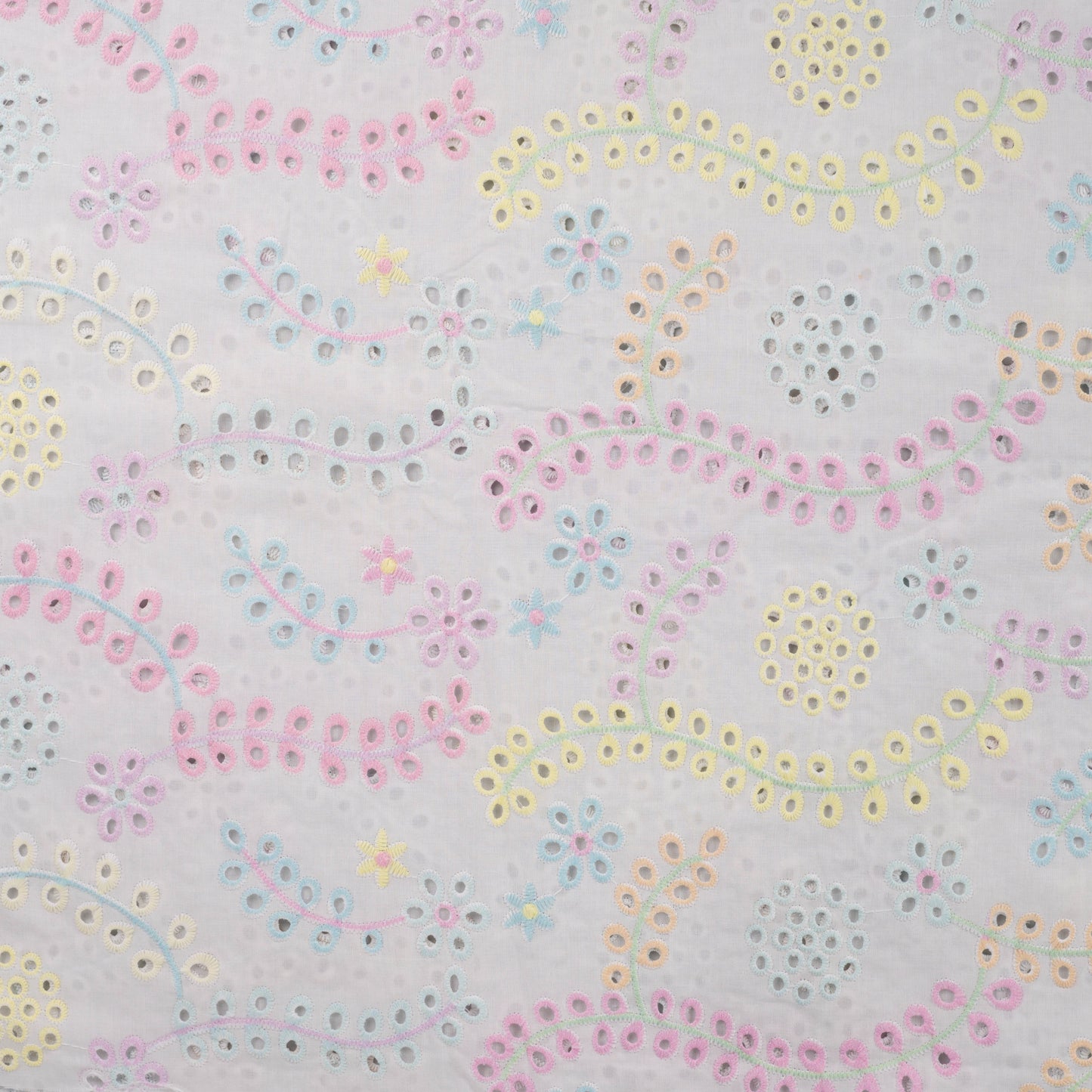 Katoen embroidery stof met gekleurde bloemen borduursels.