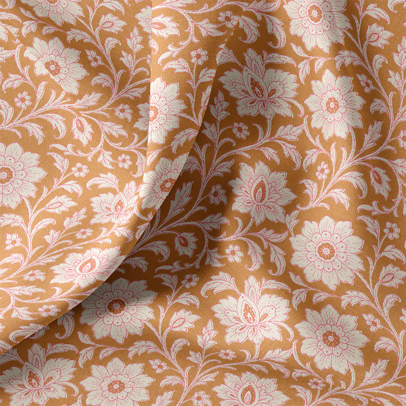 Camel kleurige katoenen poplin met licht creme en roze bloemen in indian blockprint style, voor het maken van kleding of tasjes bijvoorbeeld.