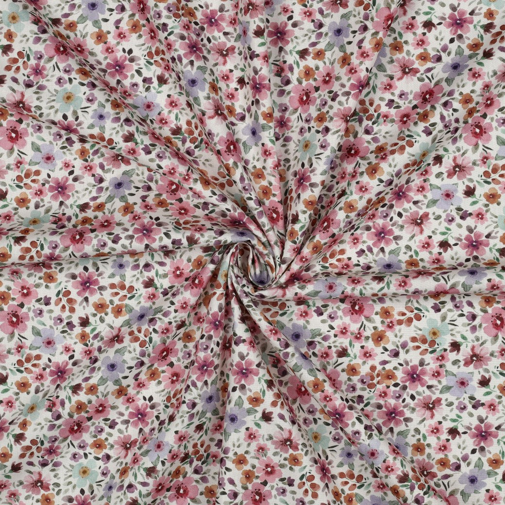 Witte katoen stof met kleine roze paarse bloemetjes