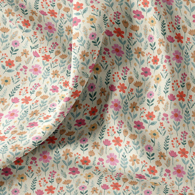 Ecru kleurige katoen poplin met kleine veldbloemen en takjes, voor het maken van kleding of accessoires, zoals kussens of een tasje.