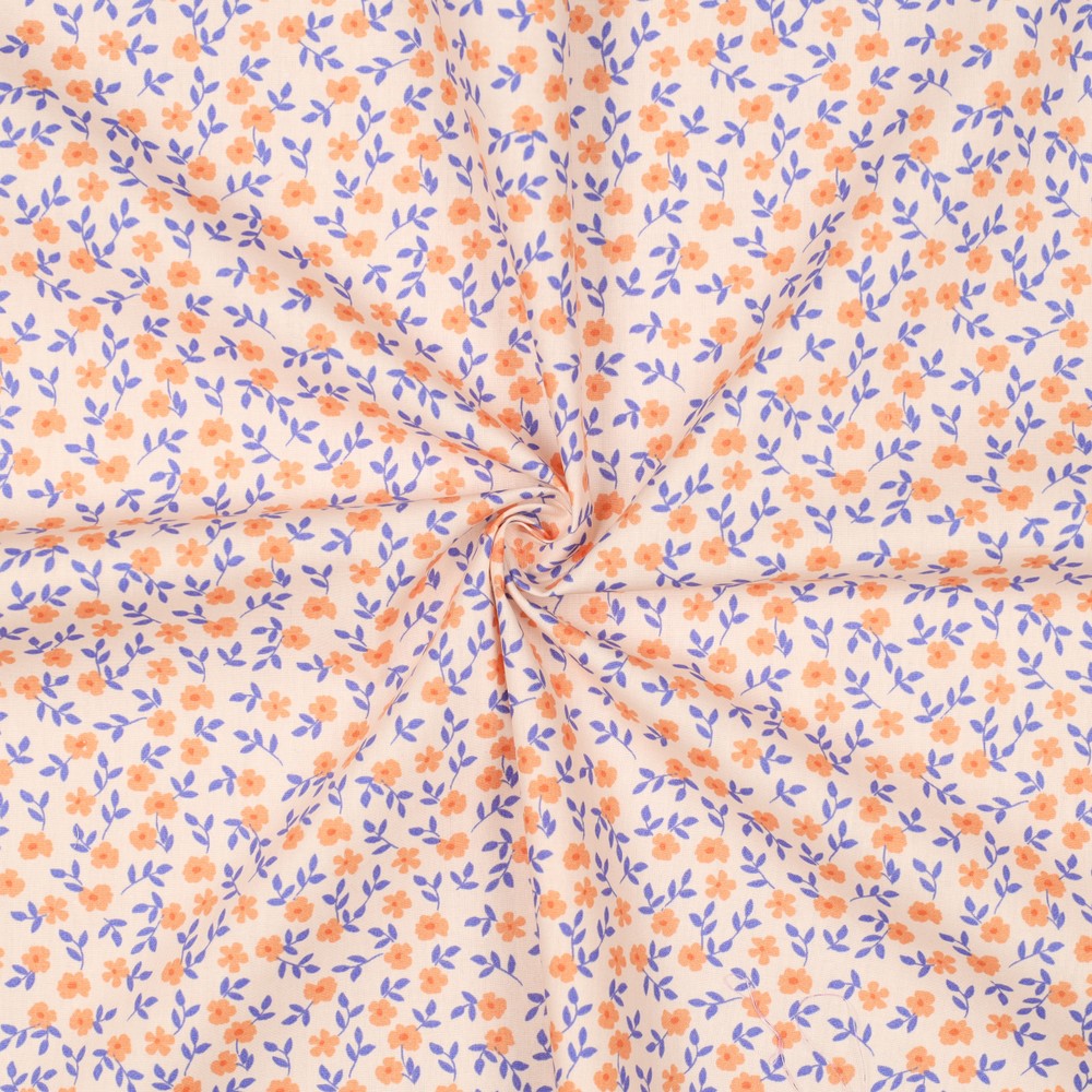 Perzik kleurige katoenen poplin stof met kleine oranje bloemetjes en blauwe blaadjes.
