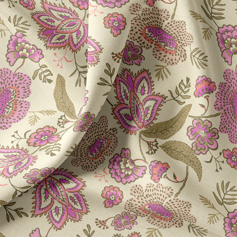 Heel licht gele katoen poplin met grote indian roze bloemen en planten voor het maken van bijvoorbeeld een jurk, kussen of tas.