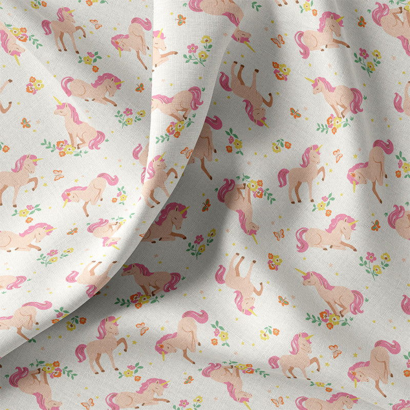 Offwhite katoen poplin met roze unicorn en kleine gele bloemetjes, voor het maken van bijvoorbeeld kinderkleding en decoratie of een meisjes kamer.