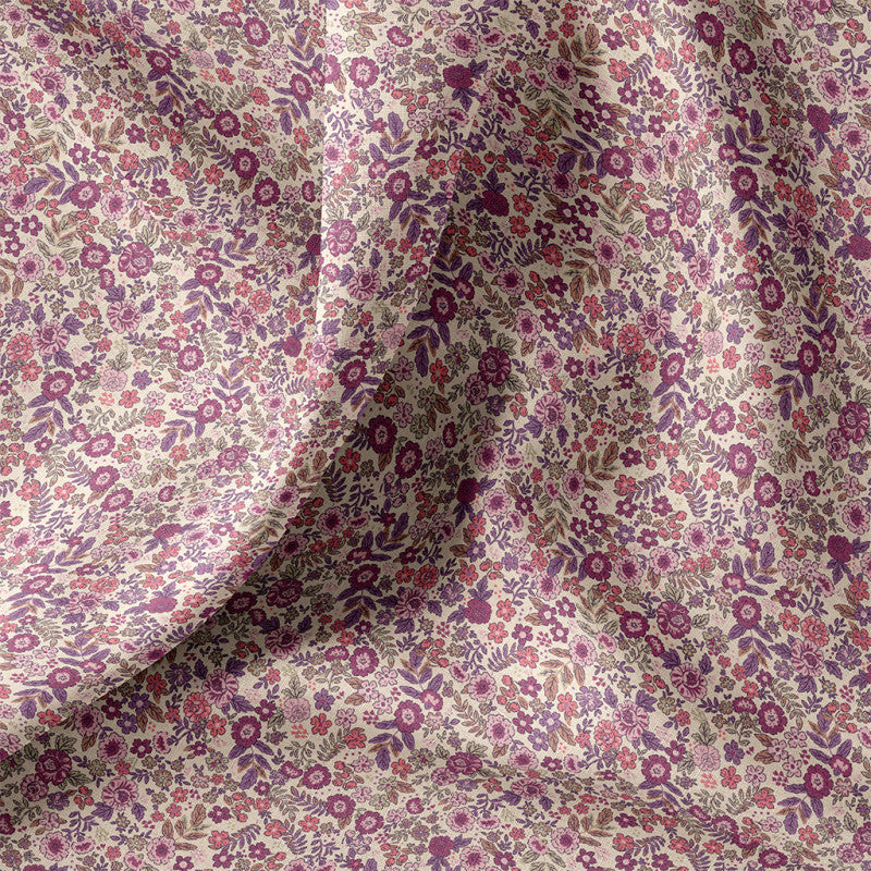 Ecru kleurige katoenen poplin stof met heel veel kleine violet kleurige bloemetjes dicht op elkaar, voor het maken van bijvoorbeeld kinderkleding of gordijntjes.
