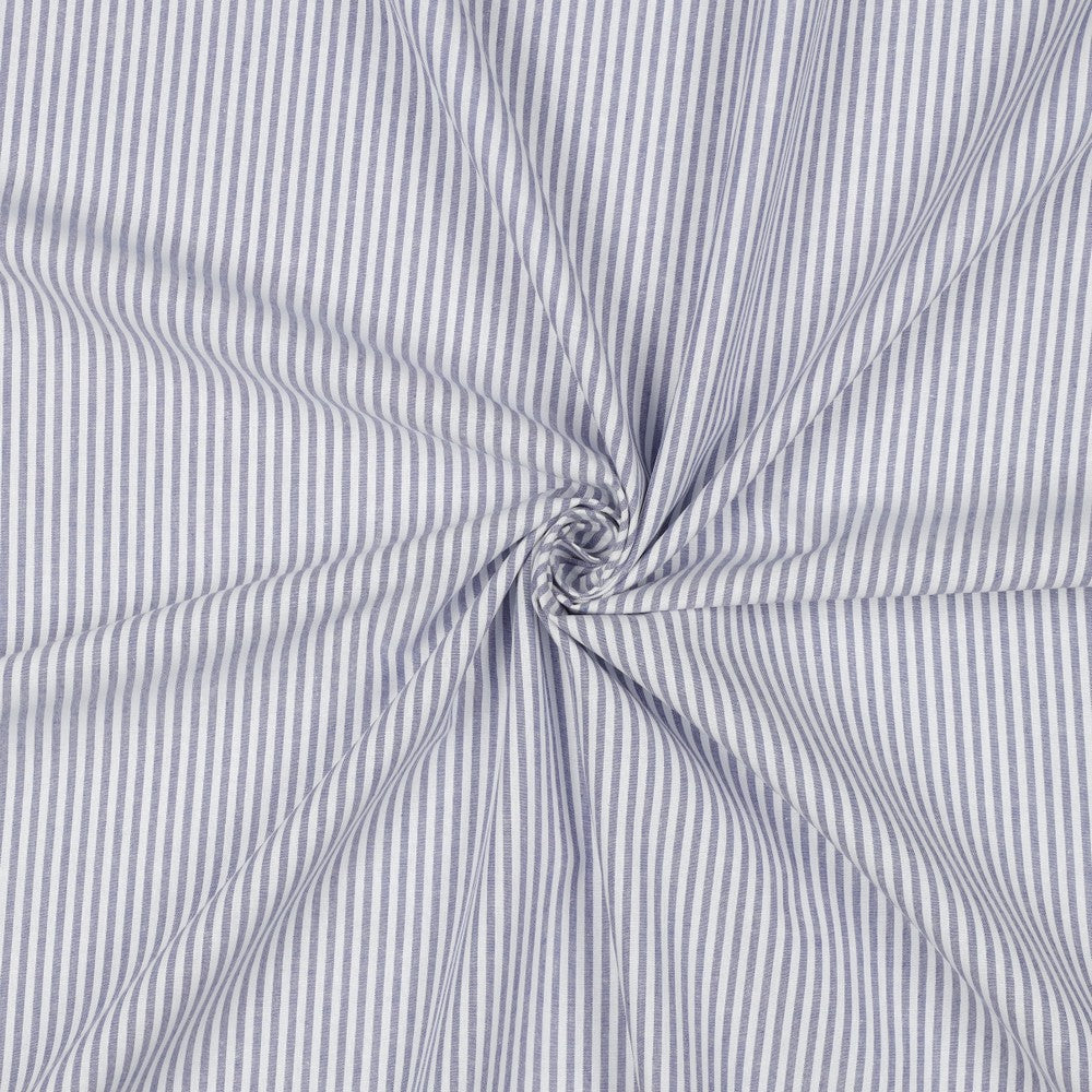 Gestreepte yarn dyed katoenen poplin in de kleur lavendel.