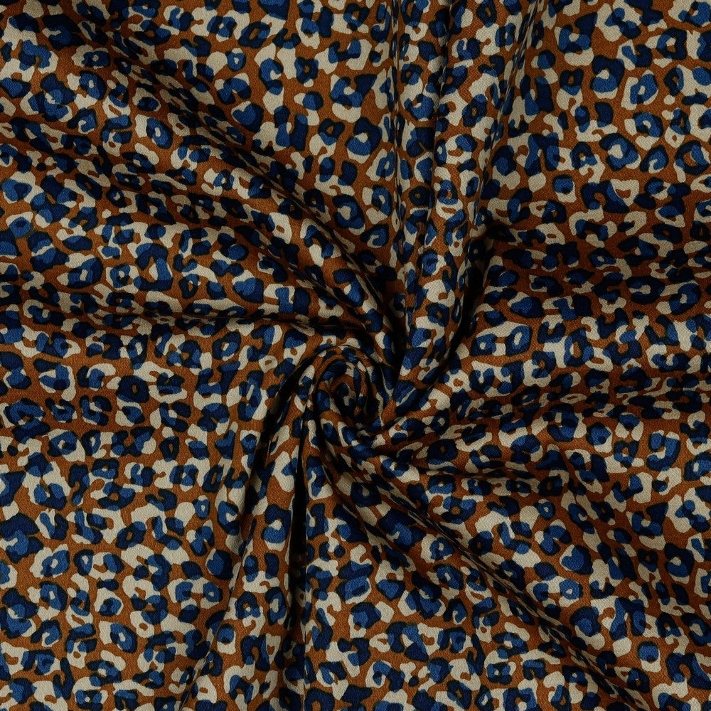 Bruin met blauwe katoen satijn stretch stof met dierenprint.