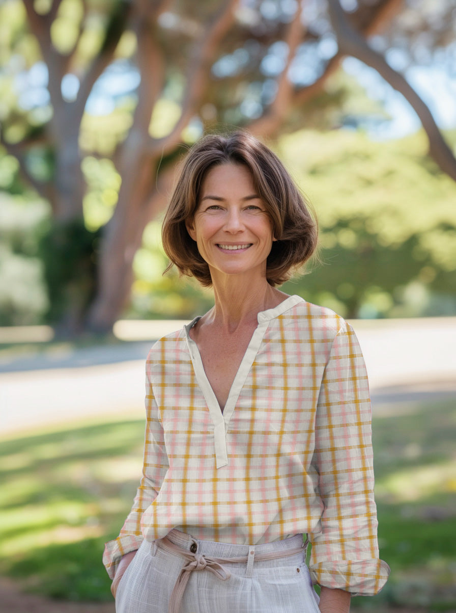 Blouse gemaakt van geruite katoenen seersucker stof, yarn dyed, ecru, roze, mostergeel
