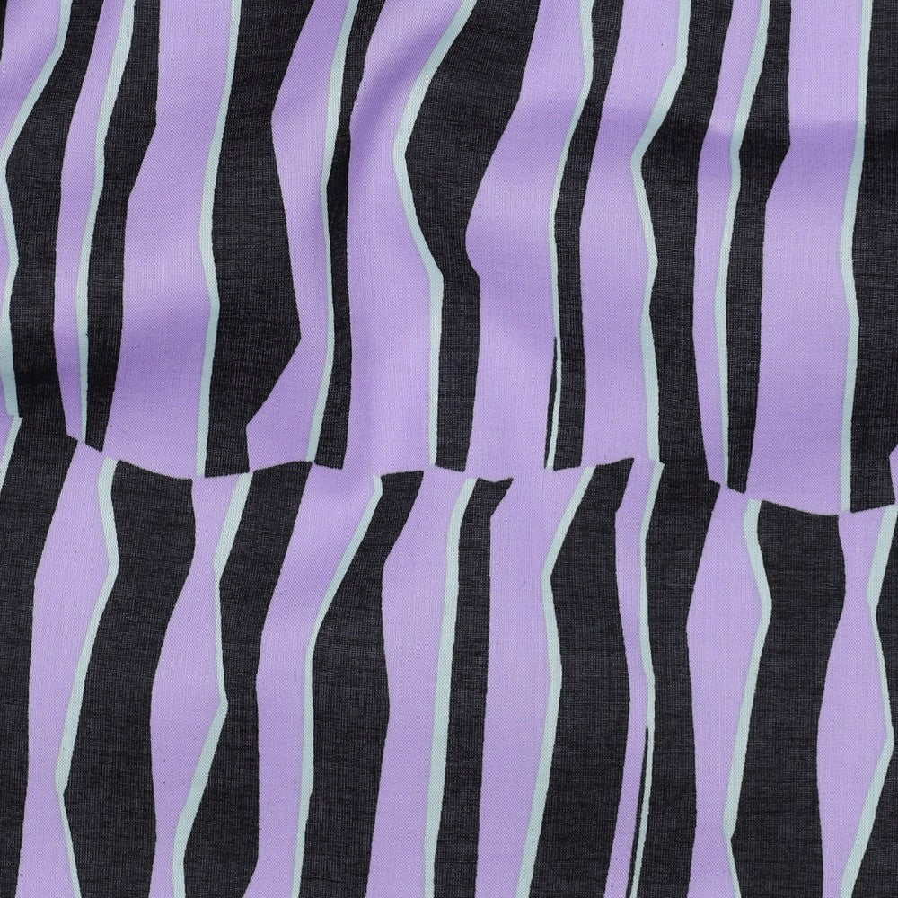 
                  
                    Geometrisch gestreepte katoenen voile met kleuren zoals lila zwart en licht blauw voor bijvoorbeeld een zomerbroek.
                  
                