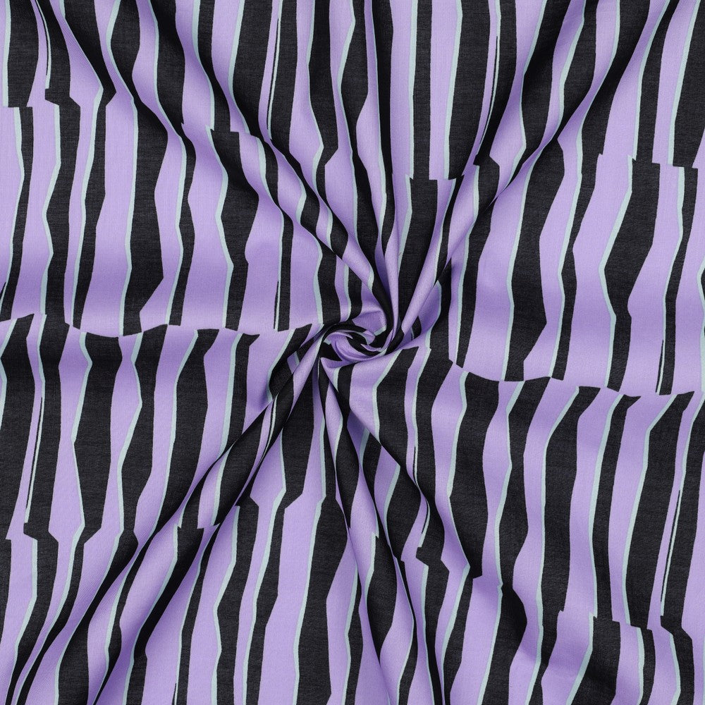 Katoenen voile stof met geometrische print in paars en zwart voor bijvoorbeeld een blouse of jurk voor dames. 