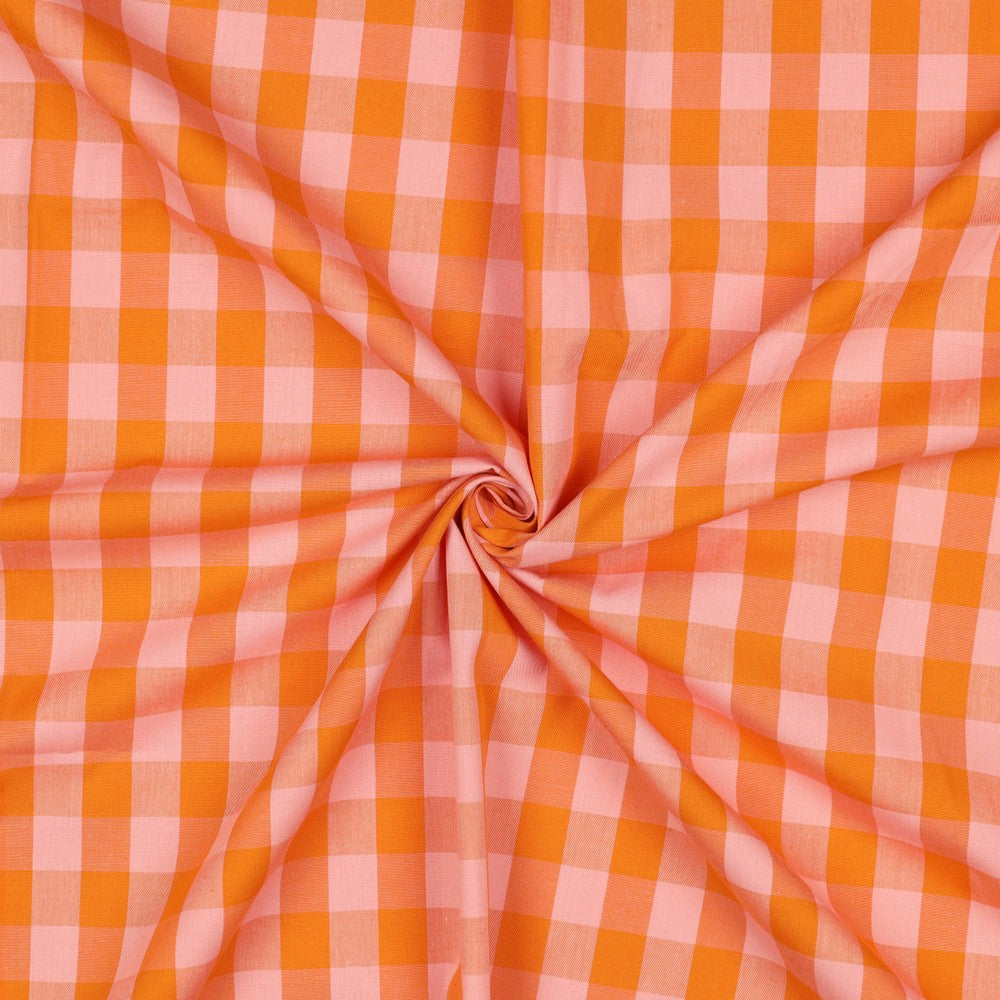 Katoenen stof met oranje, roze en zalm kleurige ruitjes.