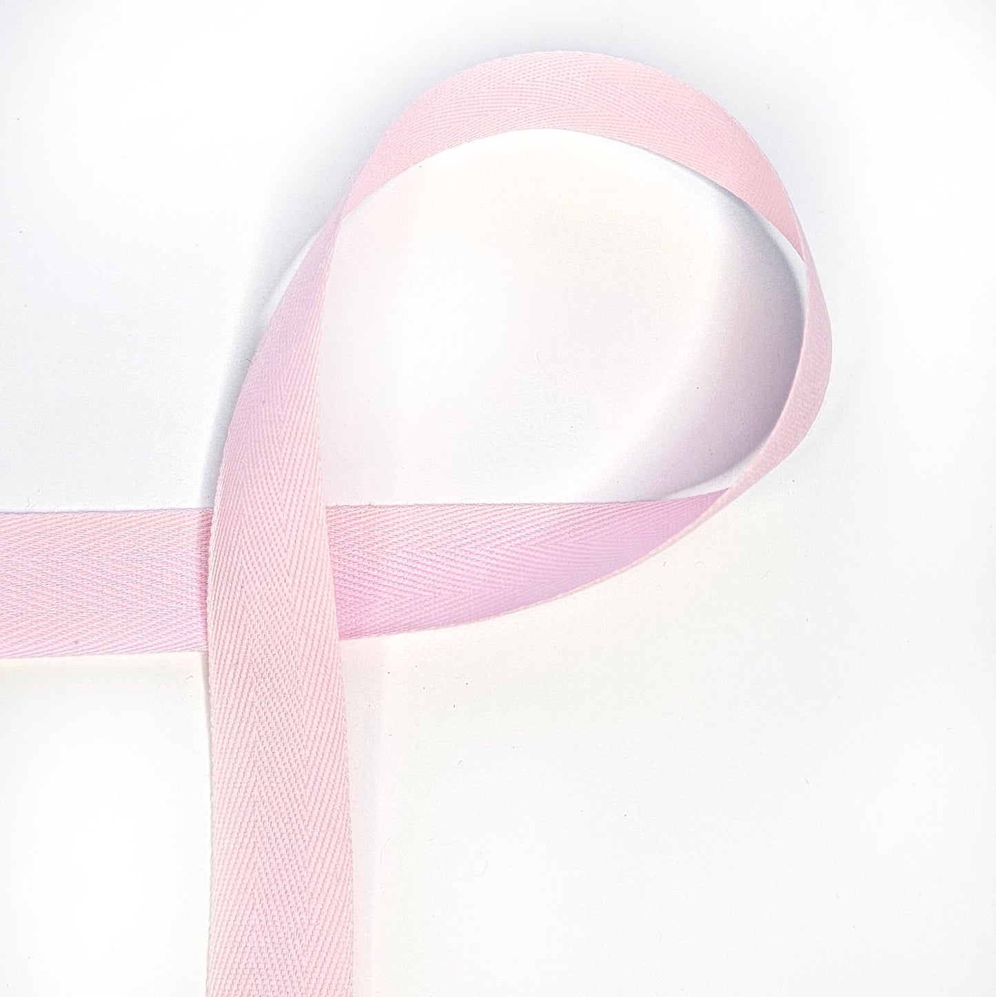 Lichtroze keperband van 2cm breed.