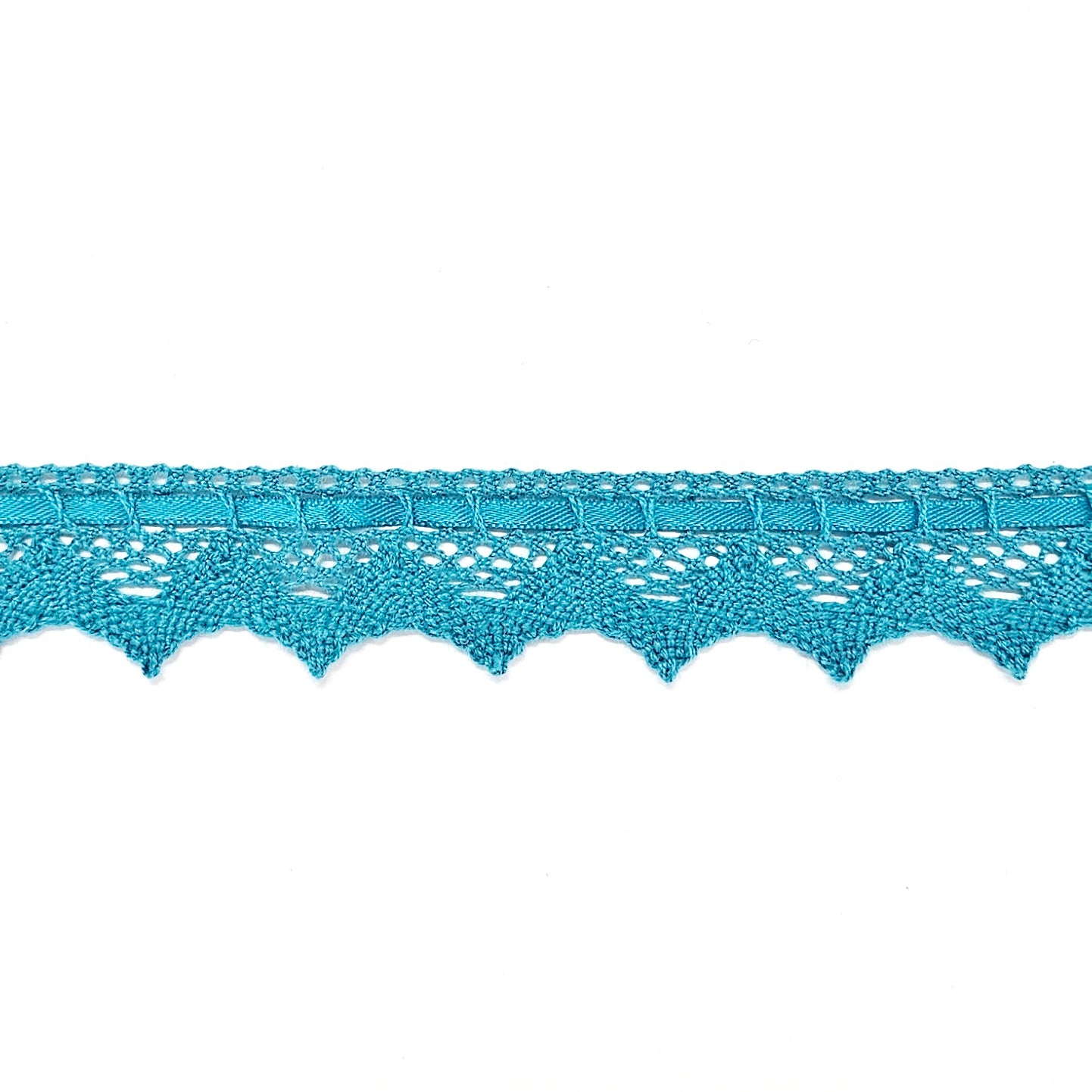 Turquoise katoenen kant met satijnlint er door van 25mm breed.