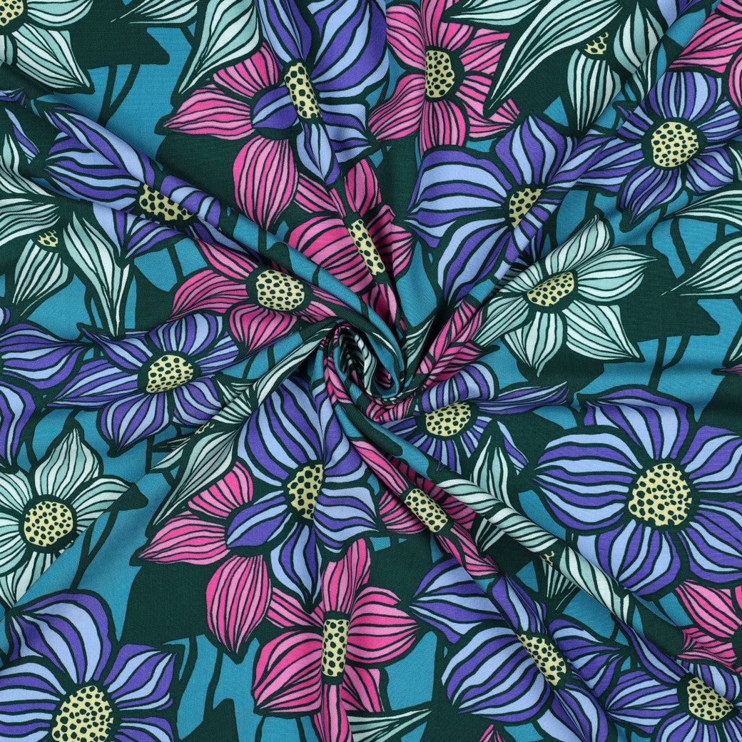 Ecovero viscose met bloemen in de kleuren petrol roze en paars van poppy.