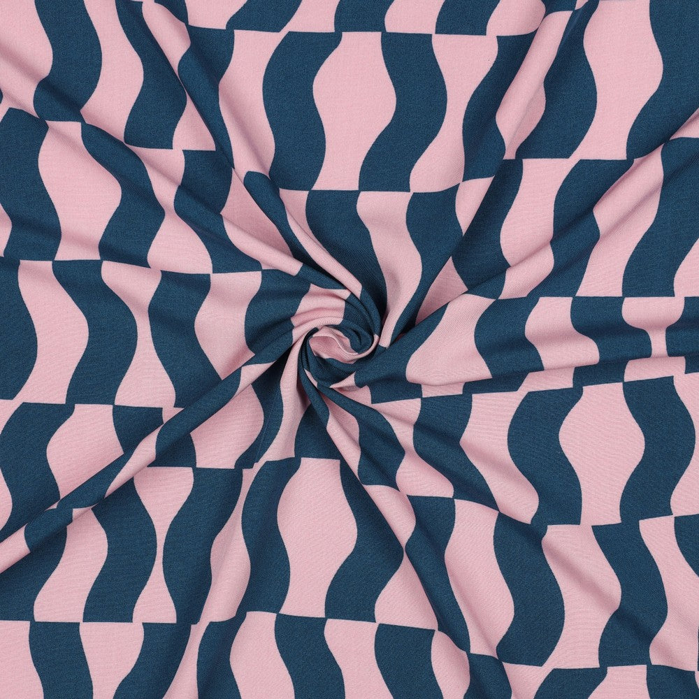 Lenzing ecovero ook wel milieuvriendelijk viscose met grafische print in de kleuren roze en donkerblauw voor bijvoorbeeld een blouse.