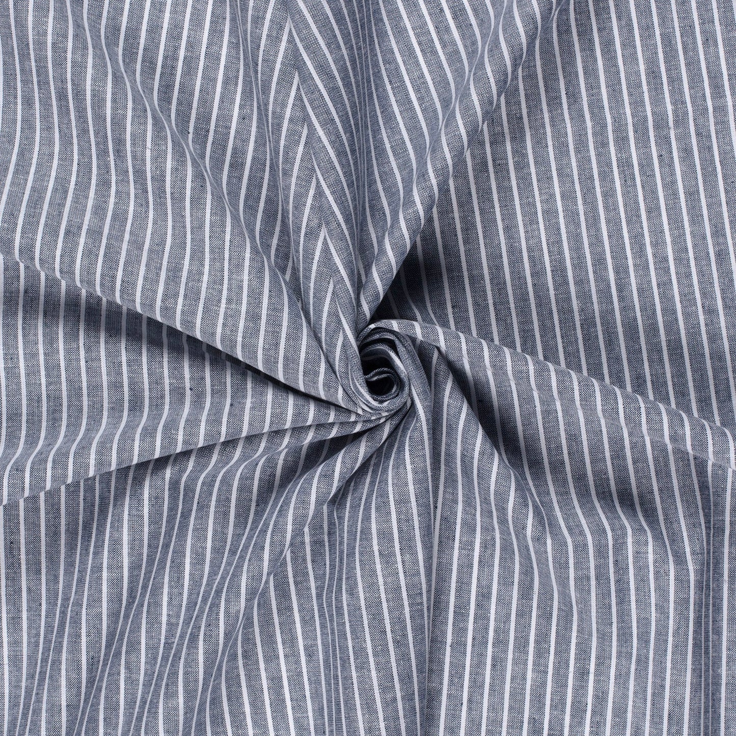 Gestreepte linnen katoen chambre in de kleuren wit met navy blauw voor bijvoorbeeld een blouse of broek voor jongens.