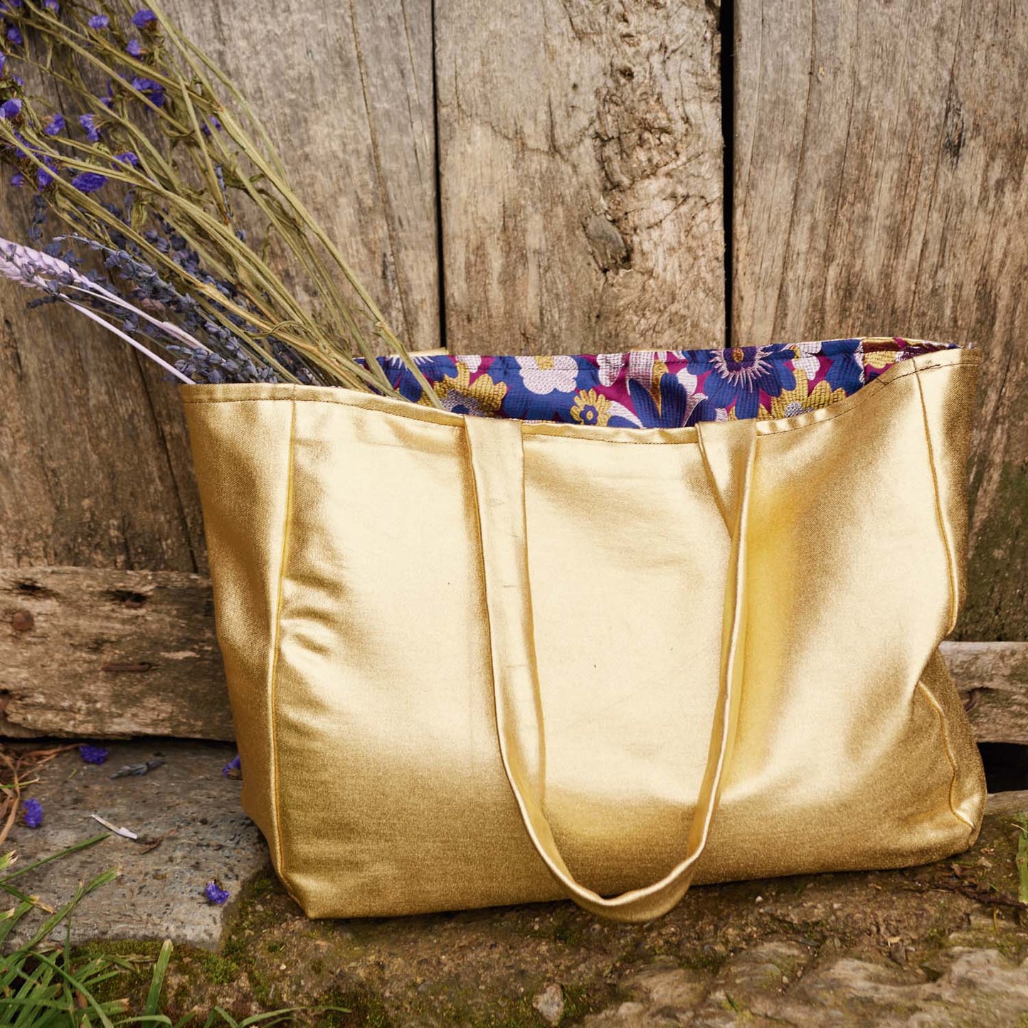 Tas gemaakt van gouden metallic stretch stof.