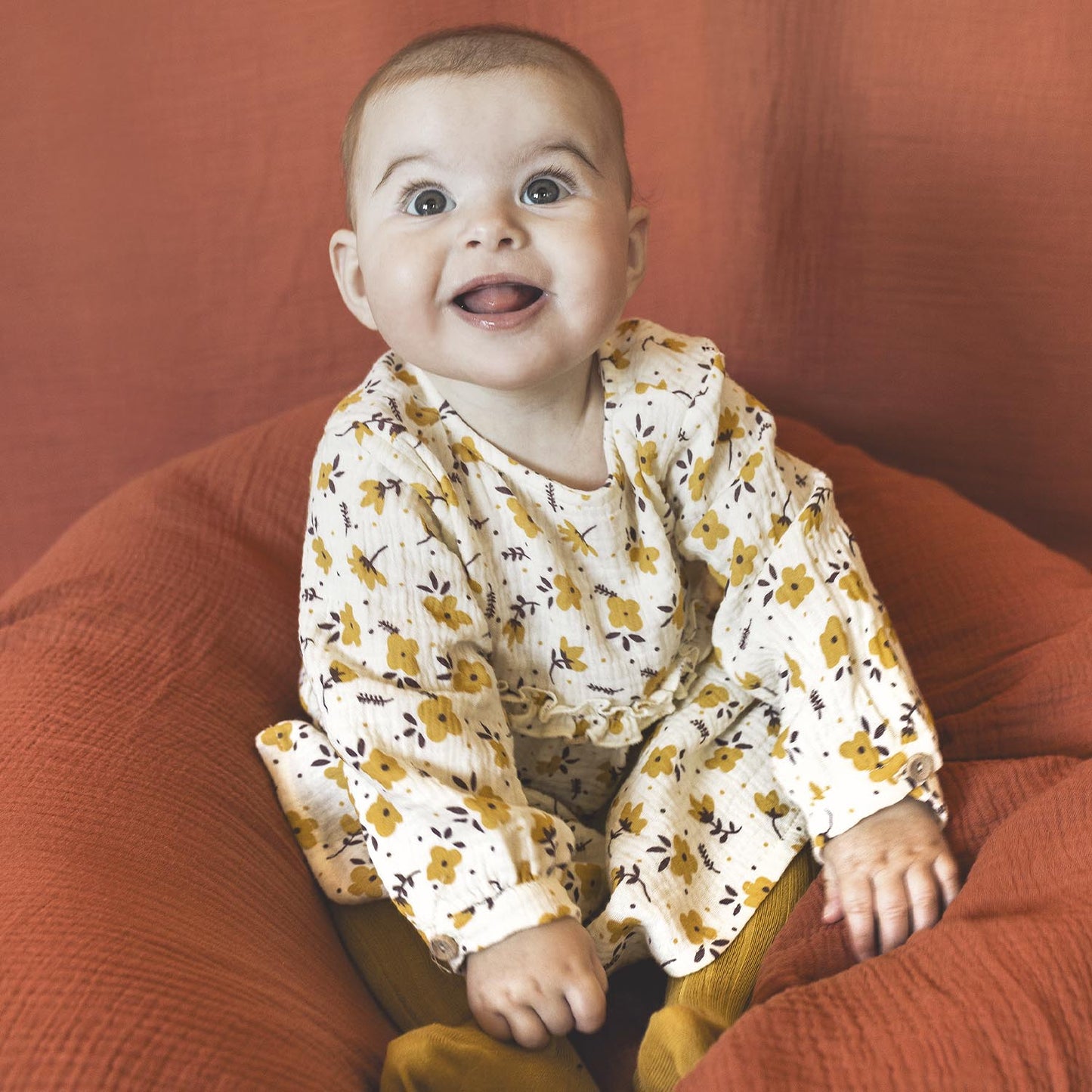 Jurkje gemaakt van offwhite hydrofiel stof met kleine gele bloemetjes.