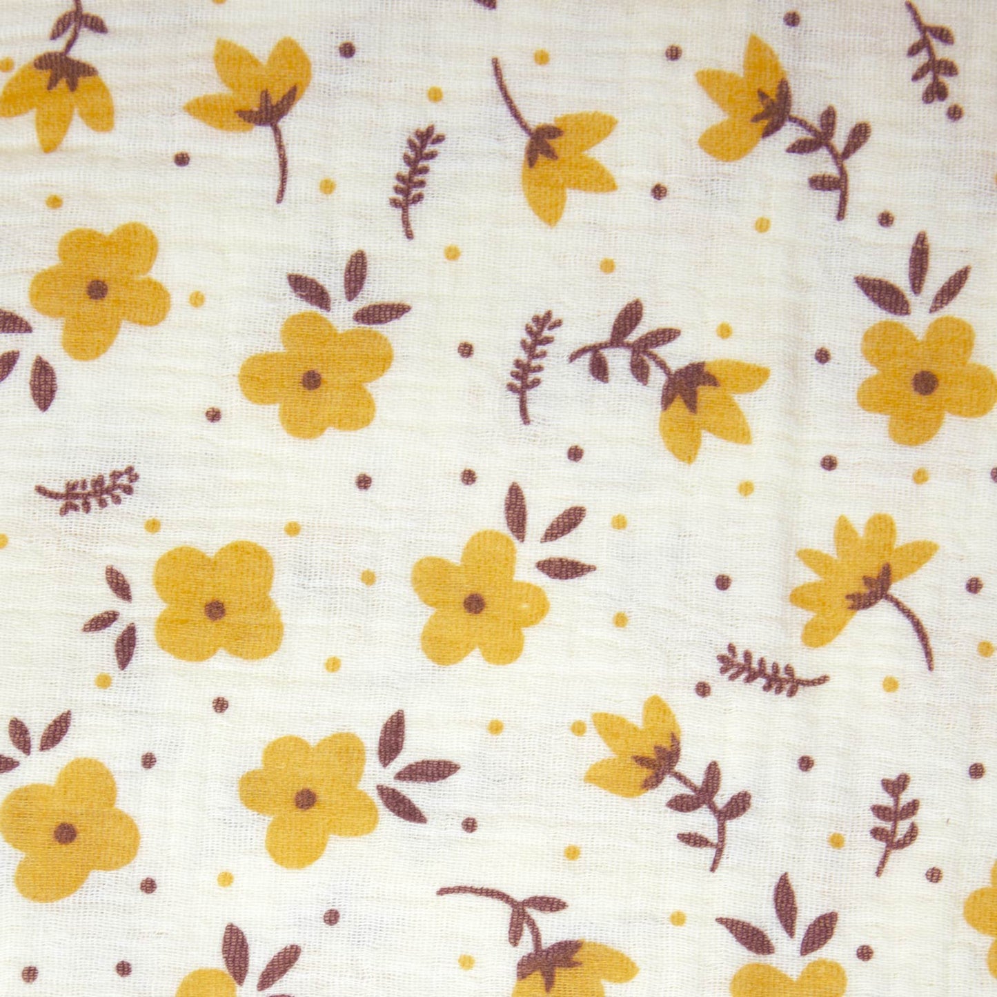 Offwhite hydrofiel stof met kleine gele bloemetjes.