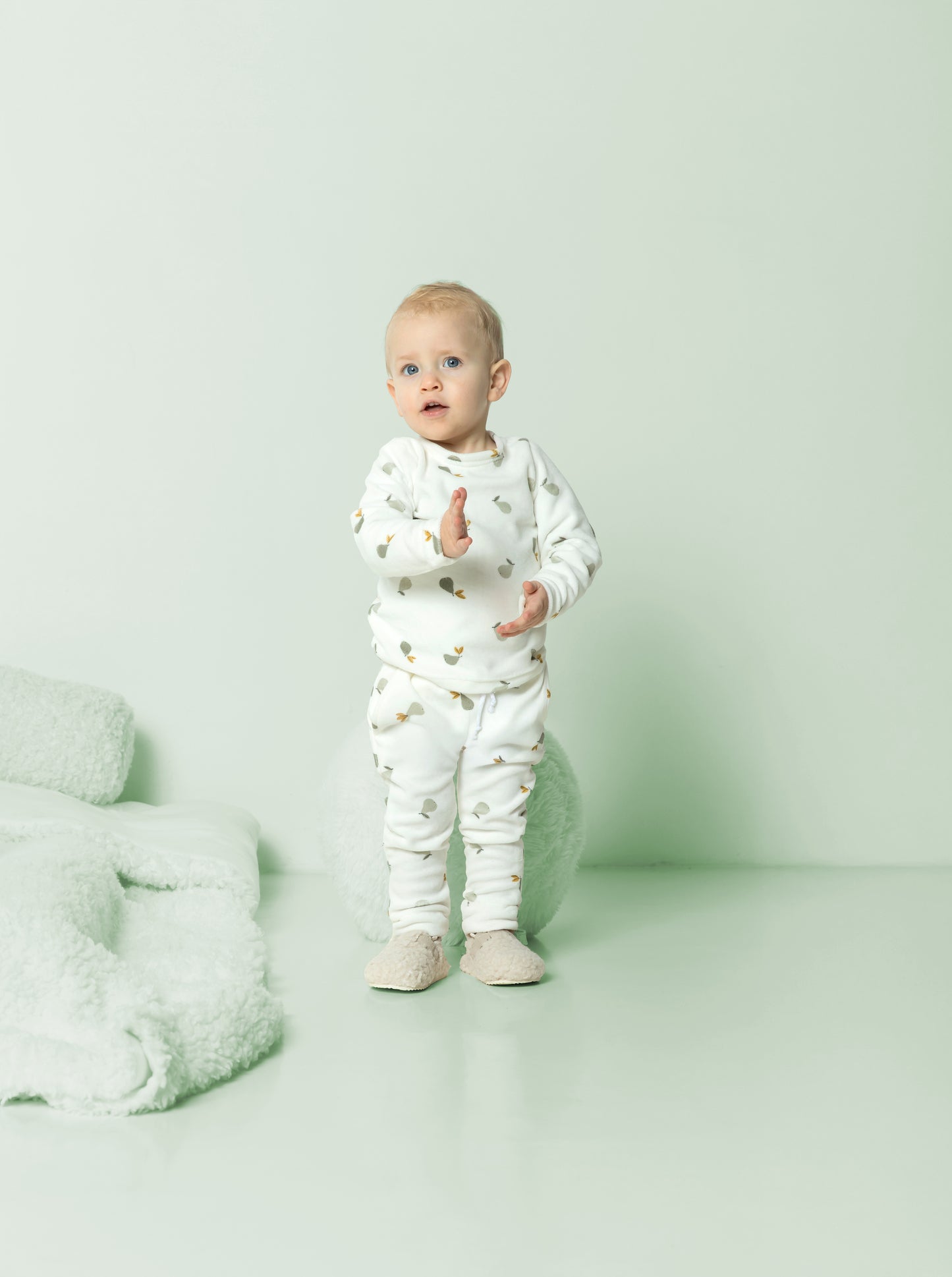 Pyjama gemaakt van offwhite nicky velours stof met peren er op.
