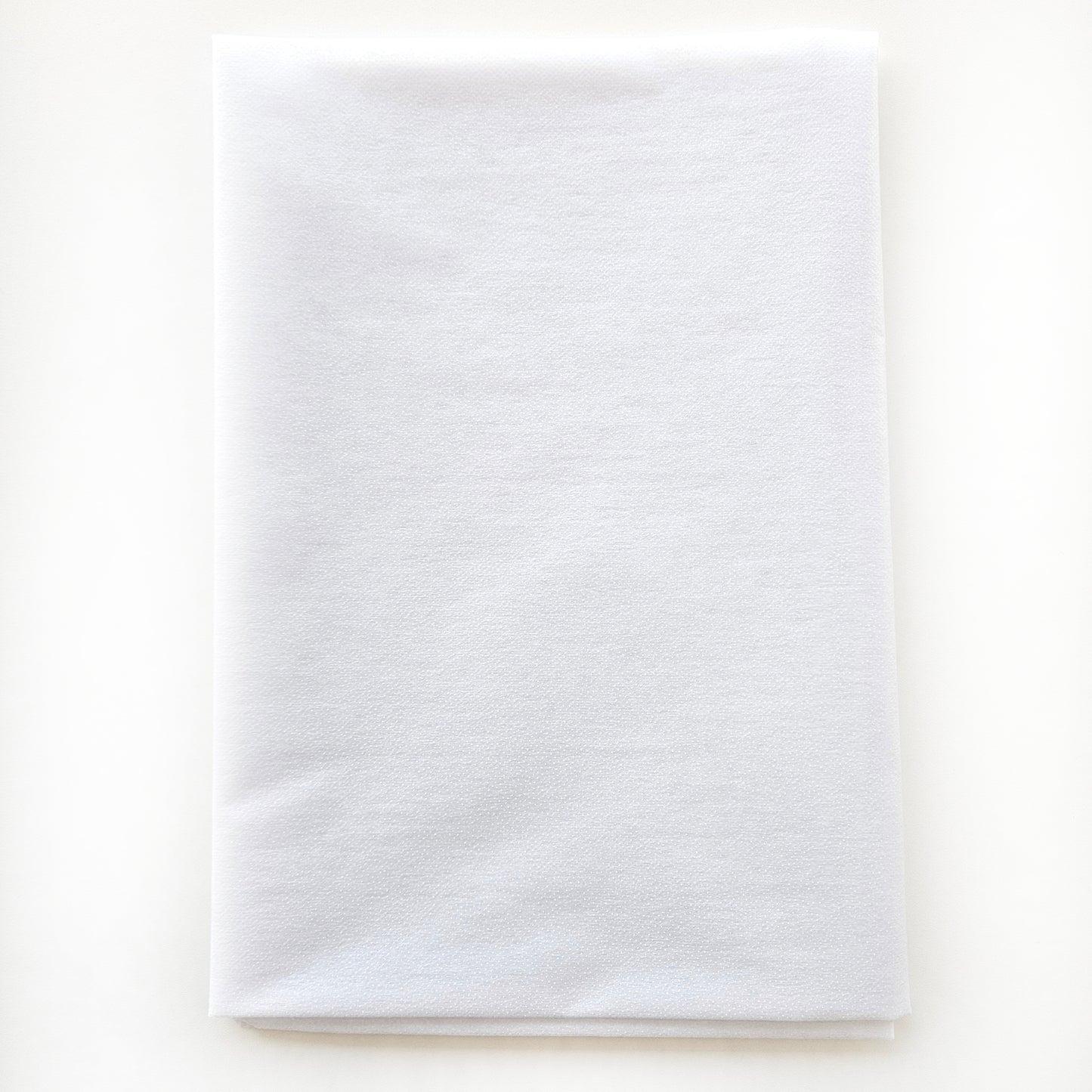 Dunne en soepele vlieseline voor het verstevigen van bijvoorbeeld kragen van soepele stoffen zoals zijde, polyester en viscose.