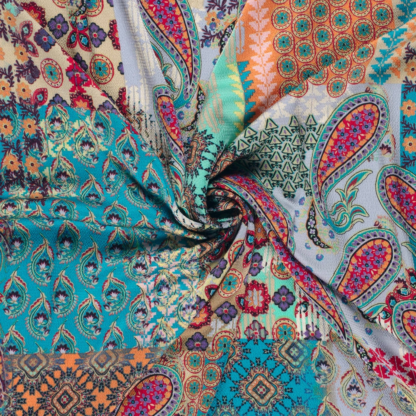 Soepel vallende paisley bedrukt polyester met veel verschillende kleuren.