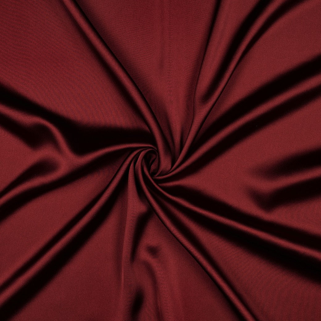 Stretch satijn stof in de kleur bordeaux rood