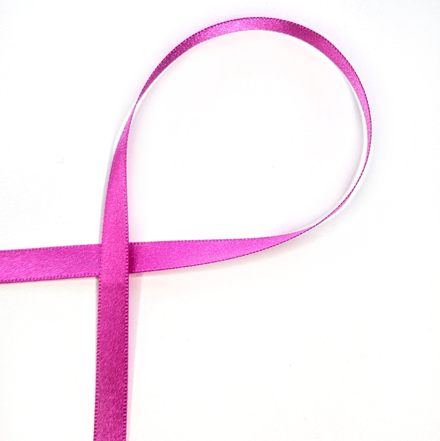 Satijnlint fuchsia van 10mm breed.