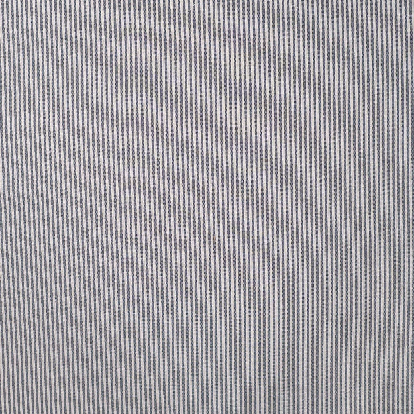 Katoenen seersucker gestreept navy blauw en wit.