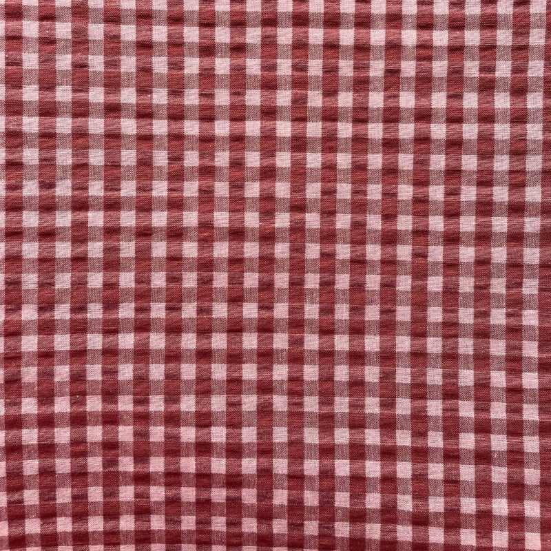 Katoenen seersucker stof met kleine ruitjes in de kleuren cacao, donker roze voor het maken van bijvoorbeeld een jurk, blouse of broek.