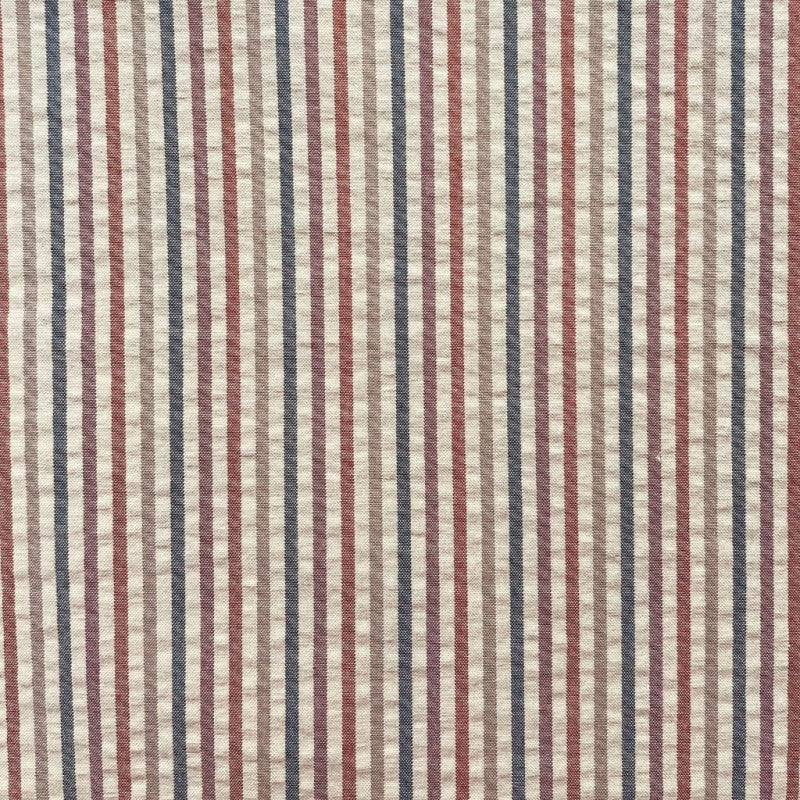 Ecru gestreepte seersucker stof met strepen van kleuren zoals rood blauw paars en beige, voor het maken van bijvoorbeeld een zomerse broek, blouse of jurk.