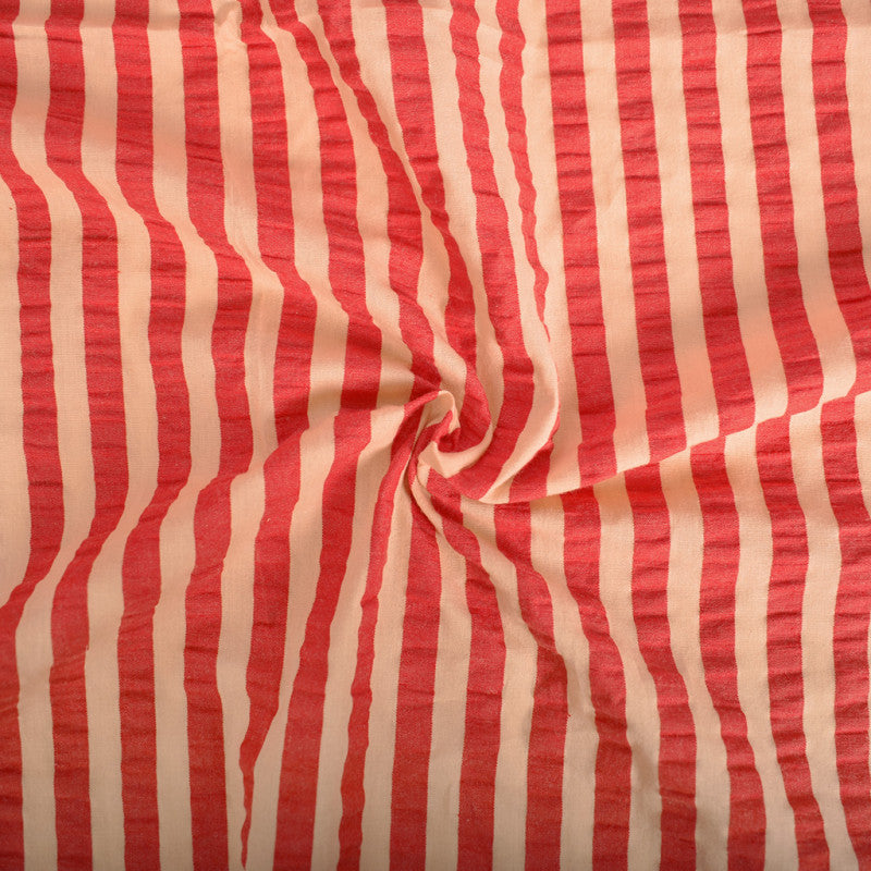 Katoenen seersucker stof met rede strepen in de kleuren abrikoos oranje en cherry rood, voor het maken van bijvoorbeeld een jurk of broek.