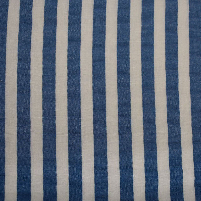Offwhite en jeans blauw katoenen seersucker met brede strepen, voor het maken van bijvoorbeeld een jurk of broek.