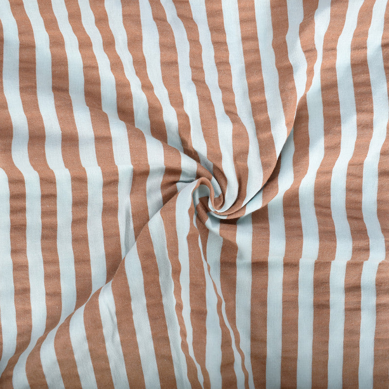 Katoenen seersucker met brede strepen in de kleuren camel bruin en mint groen, blauw, voor het maken van bijvoorbeeld kleding.